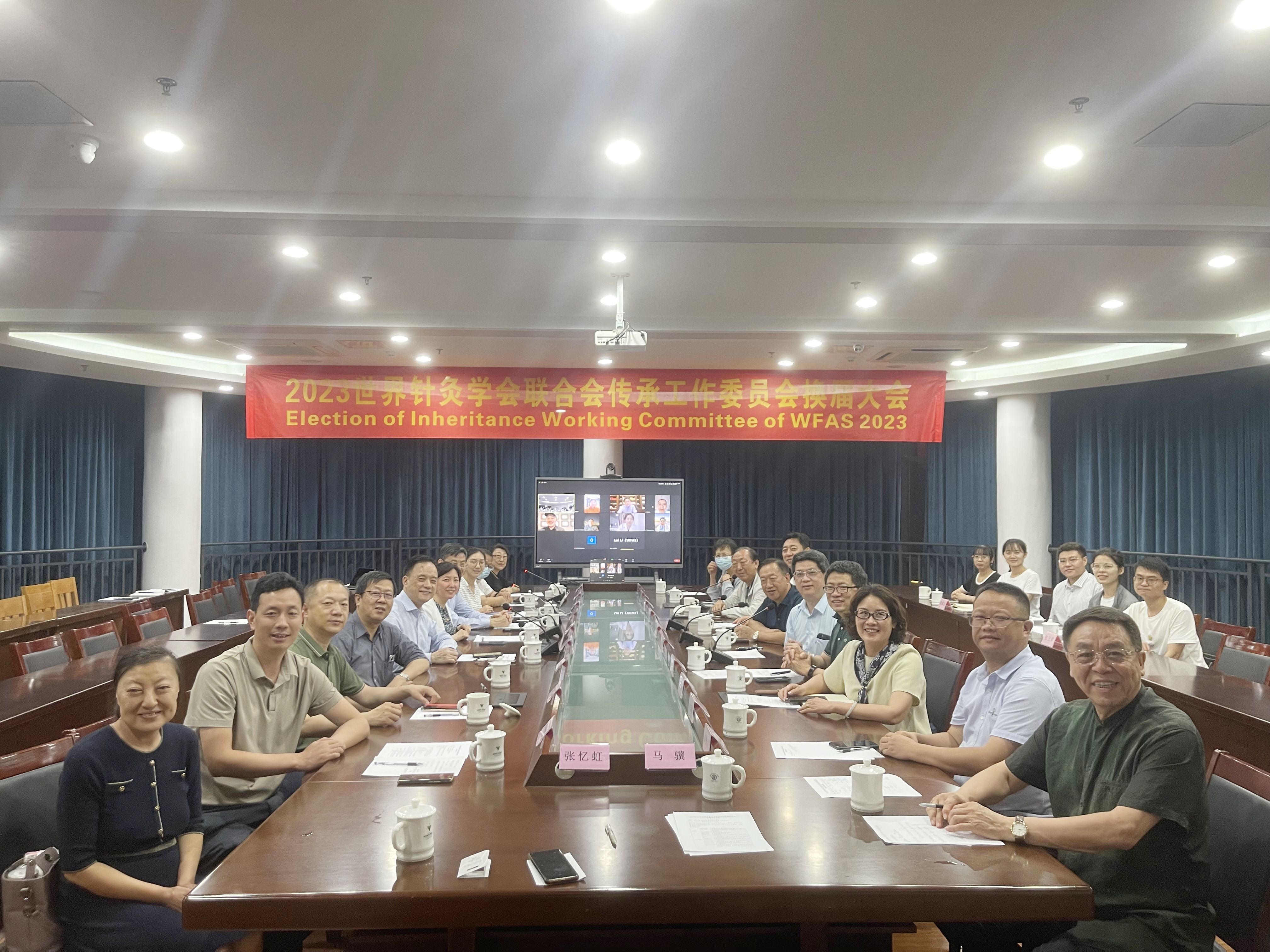 2.换届会议合影.jpg